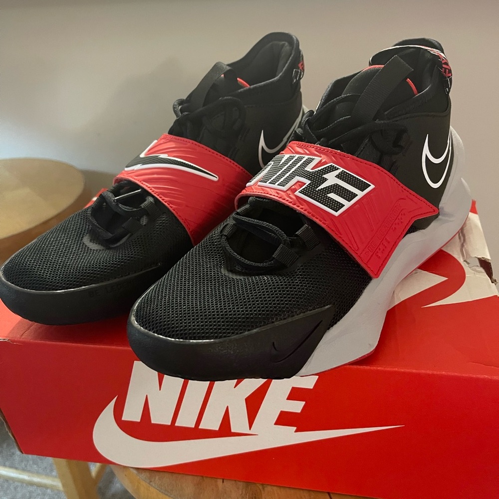 👟Nike Future Court 3 "Black/University Red/White" Boys' Basketball Shoe👟